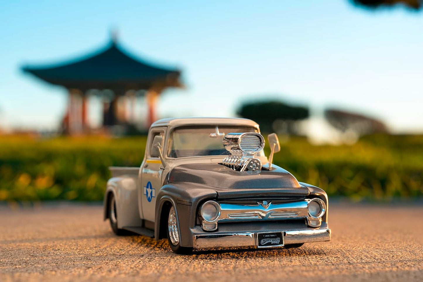 Jada Toys Street Fighter 1956 Ford Pickup 1:24 Die-Cast Model Car with Guile Figure, Opening Doors, Hood & Trunk, Collectible Vehicle for Kids & Fans(COD NOT AVAILABLE)