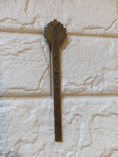Vintage Metal Ruler Bookmark – Dual-Purpose Antique Brass Page Marker