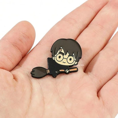 Harry Potter Broom Enamel Lapel Pin Badge - Costume Badge Cosplay Badge, Brooch for Backpack Badge for Fans Gift, 1pc